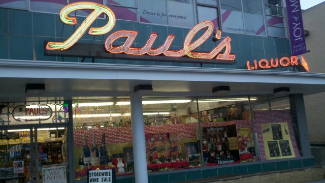 I love that old fashioned neon sign.